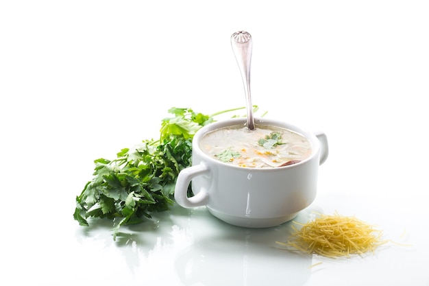 Świeże przyprawy i miska z zupą